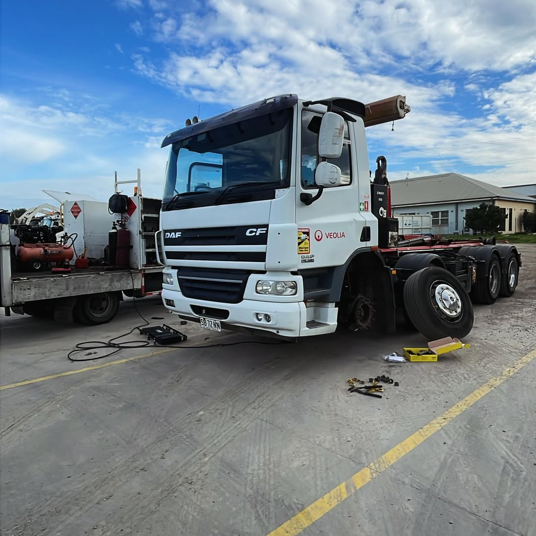 Heavy vehicle steer axle brake pad replacement